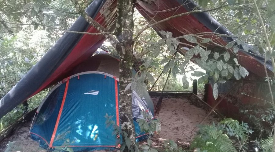 Espaço Urutau: é um terraço com base de areia, com aproximadamente 18m² (4,20m x 4,20m). Possui cobertura removível.

Sugerido para até 6 pessoas, em diferentes configurações de barracas. 

Localiza-se mais ao fundo do camping.

Mais informações em https://refugiodascurucacas.com.br/espaco-urutau
