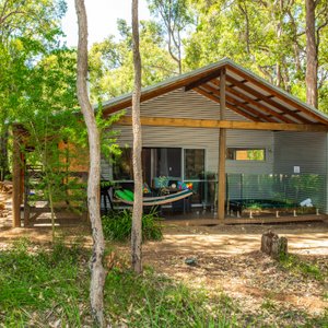 Forest views, outdoor private jacuzzi and double hammock perfect for a relaxing afternoon together
