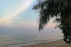 สระว่ายน้ำและชายหาด
