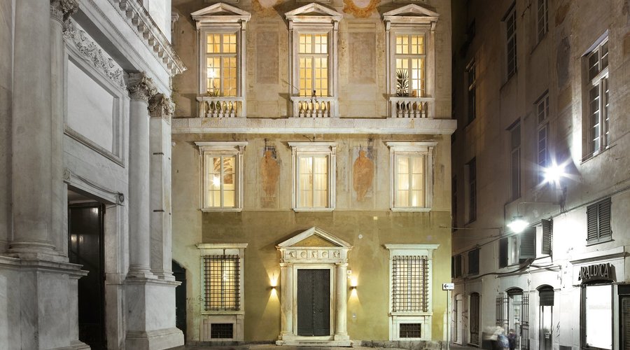Palazzo Grillo con vista dalla piazza