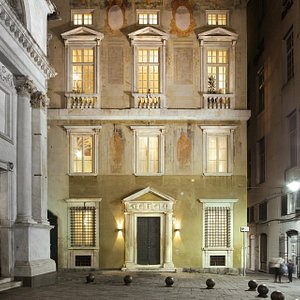 Palazzo Grillo con vista dalla piazza