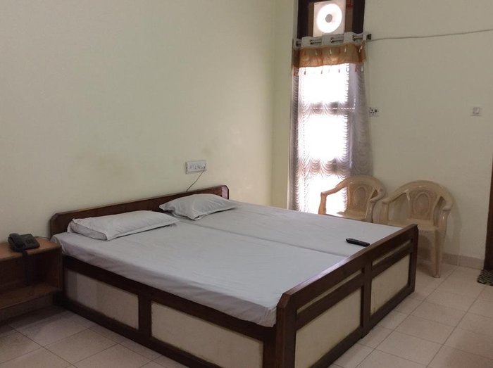 HOTEL INDRA MAHAL - Prices & Specialty Inn Reviews (Harda, India)