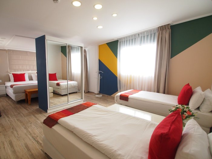 Lance de escada para chegar ao apartamento de final zero. São dois. -  Picture of Paamonim Hotel Jerusalem - Tripadvisor