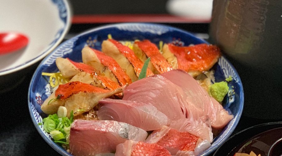 キンメの照り焼きと刺身がのった「室戸キンメ丼」1500円。途中でキンメの出汁をかけてお茶漬けにします。かなり美味しい。