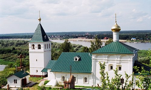 Дудин монастырь. Название монастыря, по одной из версий, произошло от близлежащего села Дуденева. В русских летописях Дудин монастырь впервые упоминается в 1445 году.В годы Советской власти монастырь, как и многие другие монастыри и храмы, был окончательно разрушен. Восстановление монастыря началось в 2000 году.Сейчас он почти восстановлен. Рядом с монастырем установлен самый большой крест Нижегородской области. На территории монастыря есть источник, можно набрать святой воды.