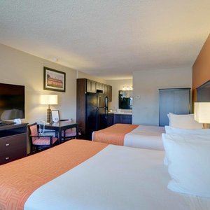 Business Suite. Includes full sized fridge, microwave, two burner stove top and 49 inch T.V. All rooms have two queen sized beds and newly remodeled.