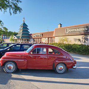 The restaurant is a common meeting spot for classic car owners as well as a great travel spot on the way to the mountains.