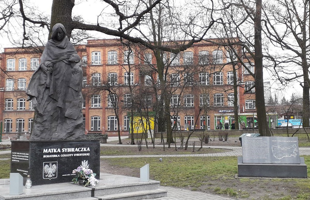 Гур на памятнике. Зелена ГУРА. Зелёная ГУРА памятник фото.