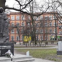 Pomnik Sybiraczki i pomnik kolejki wąskotorowej