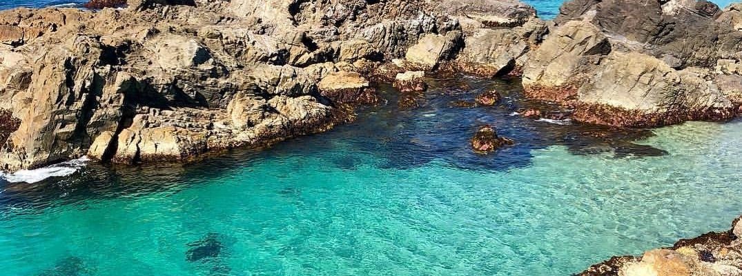 Our Most Like Instagram Posts of 2018 - No.9️⃣ Burgess Beach in Forster is famous for its clear turquoise waters and stunning rock formations. A walk amongst the rocks at low tide can be rewarded with the discovery of hidden rock pools like the one pictured. 
 Burgess Beach is located along Burgess Road in Forster.
 #barringtoncoast