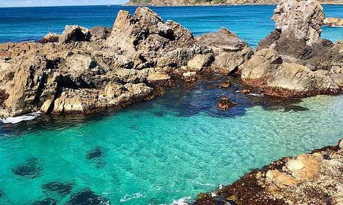 Our Most Like Instagram Posts of 2018 - No.9️⃣ Burgess Beach in Forster is famous for its clear turquoise waters and stunning rock formations. A walk amongst the rocks at low tide can be rewarded with the discovery of hidden rock pools like the one pictured.  Burgess Beach is located along Burgess Road in Forster. #barringtoncoast