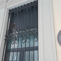 Decoro in ferro battuto su una delle finestre (particolare)