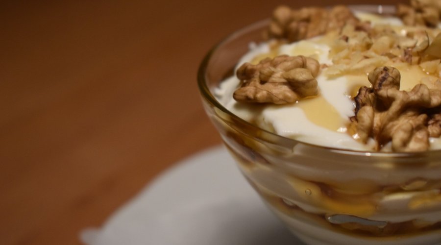Trio von Joghurt, Honig und Walnüssen
