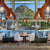 Cosy seating areas offer direct views on the surrounding mountain and ocean landscape.