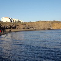 Magnifique plage, à l'abri du vent avec sable noir. Eau cristalline.