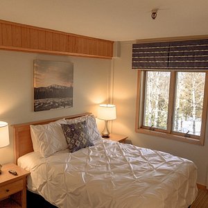 Single Queen Room with a great view of the Bigelow Mountain Range