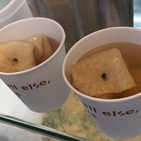 新村貨櫃屋,紅黑型格兩色,有小型劇場同小食廣場。