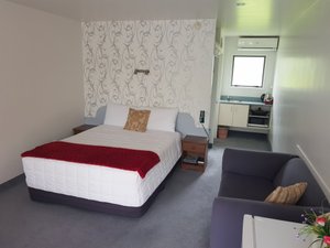 Kapiti Lindale Motel & Conference Centre in Paraparaumu, image may contain: Bed, Furniture, Couch, Bedroom