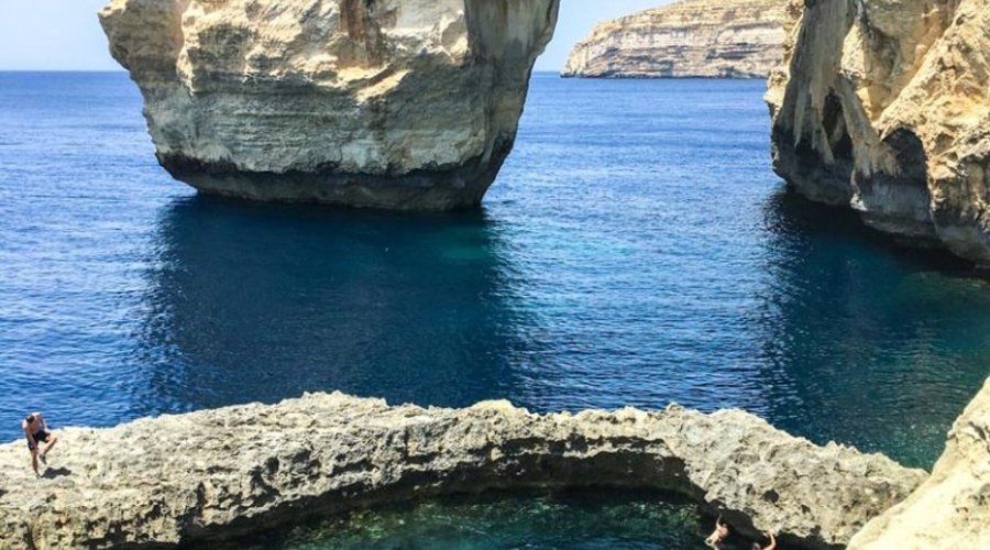 Wenn du Malta besuchst, solltest du unbedingt einen Abstecher nach Gozo machen. Leider steht das Azure Window dort nicht mehr, da es 2017 nach einem Sturm einstürzte, du kannst aber zum Beispiel im Blue Hole tauchen, wunderbar klettern oder die Insel mit dem Mountainbike erkunden 👍