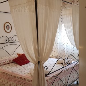 Camera matrimoniale "Dolve vita".Bagno privato, biancheria,asciugacapelli, TV, WIFI gratuito,riscaldamento, aria condizionata. Dotata di un piccolo terrazzino con panorama sul quartiere.