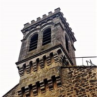 Cette église semblerait à la vue de son chevet avoir des origines préromanes. Non-classée par les M.H. et c'est peut-être là sa chance, elle a été restaurée à la fin du 19ème siècle de façon originale. Un petit donjon néo-médiéval couronne la façade et sert de clocher à cette église.