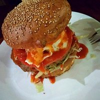 Hamburger z wołowiny, sos pikantny.