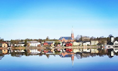 Kristinestads silhuetten i en junimorgon.
