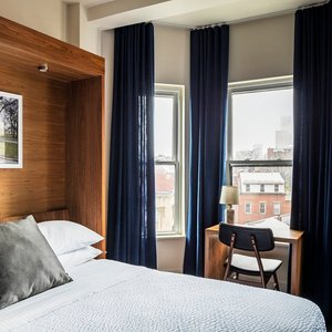 Queen room