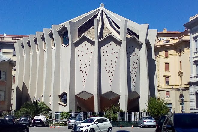 Edificio, auto sulla strada