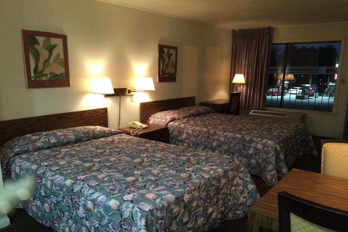 FLAGSHIP INN - Prices & Hotel Reviews (Petersburg, VA)