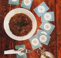 El plato del dià con copa de vino
*Guiso de lentajes "Dona Fiora" con o sin carne"