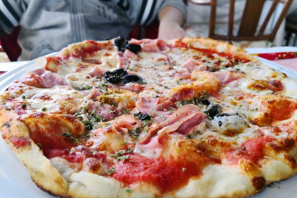 Gross sauce instead of cheese: fotografía de Pizzeria Papa Luigi, Fuengirola  - Tripadvisor