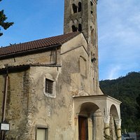 Il campanile medioevale svetta sulla facciata