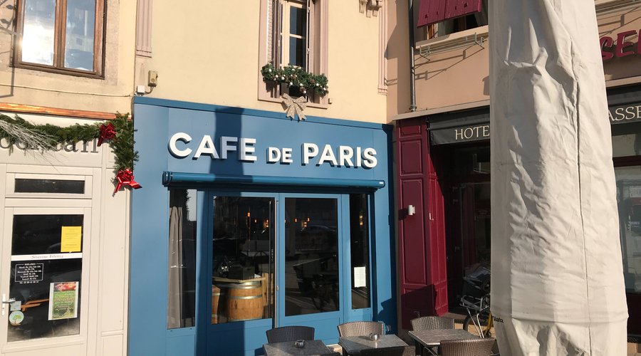La devanture du Café de Paris à Nuits est récente. La salle de restaurant est bien plus grande que ce qu'on peut croire.