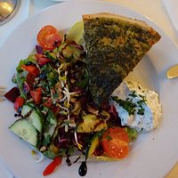 Gemüse-Quiche mit Ziegenkäse und Salat - eine vollwertige Mahlzeit. Auf dem Bild ist die Höhe der Gemüse-Quiche von rund 5 cm nicht genügend ersichtlich, muss aber bedacht werden.