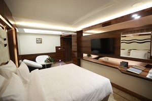 Room & Suite