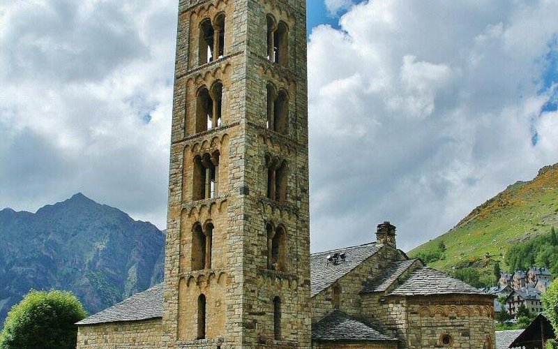 Sant Climent de Taüll, la gran joya del románico lombardo, Patrimonio de la Humanidad en el Valle de Boí en los Pirineos de Cataluña. Más info sobre la iglesia y cómo visitarla  https://goo.gl/b95b6h