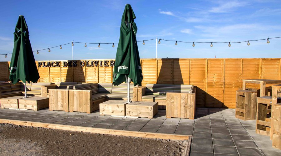Pour vivre votre sortie sur notre Rooftop. 3 terrains de pétanque et terrasse.