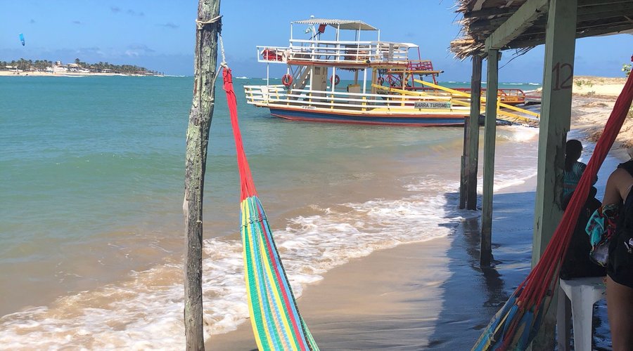 A Barra do Cunhau fica próxima a praia da Pipa. A água do rio é tranquila para crianças pequenas e a temperatura é muito gostosa. Na beira do rio ficam varias barracas que vendem petiscos e pastéis de camarão, arraia, queijo... e ostras!