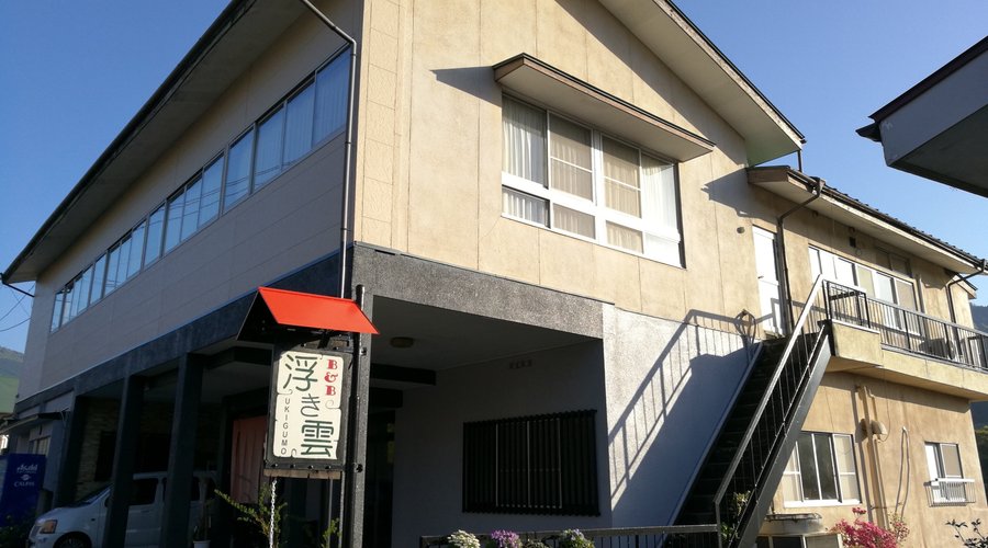 施設外観です。通りから入ってくるとこの外観で分かります。Building facade: You can see this facade come into from main street.