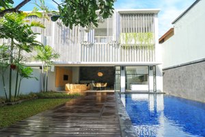 Pool & Beach