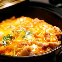 比内地鶏の旨味を凝縮した究極の逸品出汁、卵、肉、全て比内地鶏に拘っています。出汁には丁寧に炊き上げた2種類の鶏スープを使用地鶏の肉は皮面を炭火で焼き上げ、濃厚な比内地鶏卵でとじました。