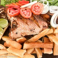 Peixe fritos e salada