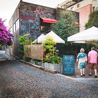 Mesas al aire libre y estacionamiento interior