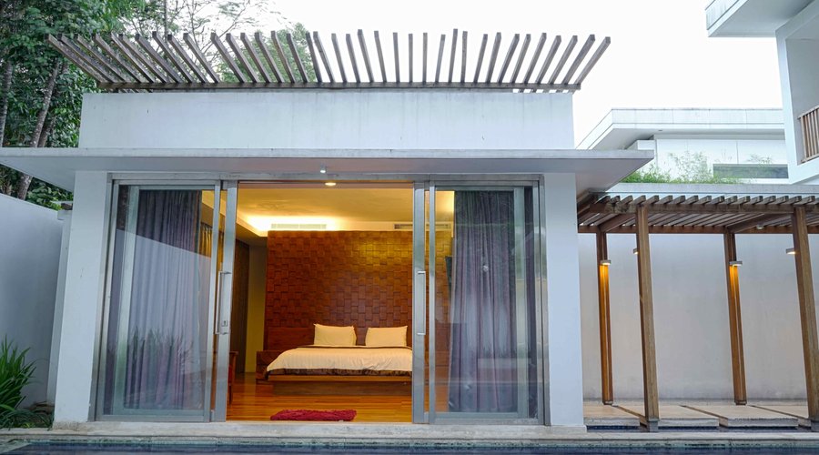 Master Bedroom with direct access to Pool. 