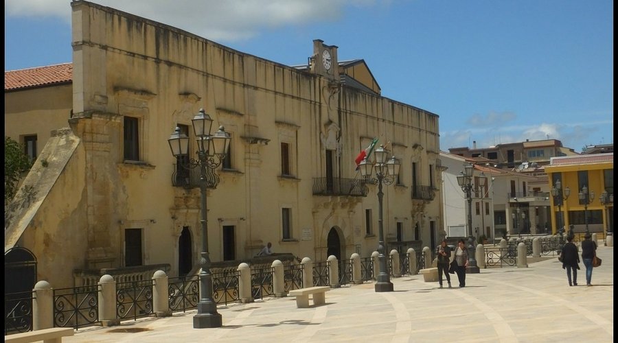 Palazzo  Filangeri di Cutò , uno  dei palazzi  e luoghi  del Gattopardo ,nel  cuore della Valle  del  Belice ,siamo in una Sicilia selvaggia  ed incontaminata che  purtroppo reca le  ferite del mortale  terremoto  di cinquant'anni fa ; gemma della  piazza  di  S. Margherita .