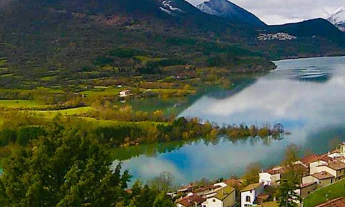 Villetta Barrea è un piccolo comune della provincia dell'Aquila in Abruzzo. Appartiene alla Comunità montana Alto Sangro e Altopiano delle Cinque Miglia. È una località turistica molto nota grazie alla presenza del lago e al fatto di essere uno dei centri principali del Parco nazionale d'Abruzzo, Lazio e Molise.