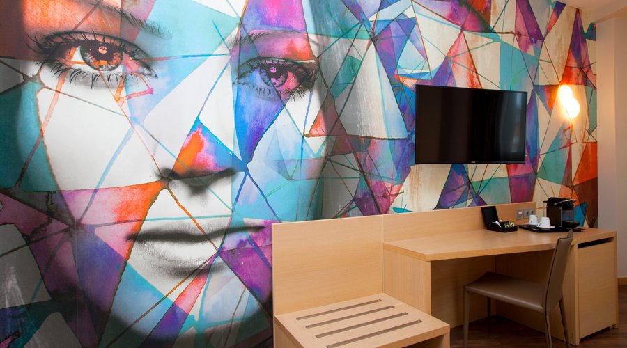 Habitaciones dobles con papel pintado de inspiración italiana, cafetera Nespresso, mini bar, vistas de Bilbao y amplios baños. Todas las habitaciones son diferentes para que crees tu propia historia.