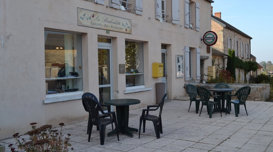 Idéalement situé, juste à côté du musée dédié au maréchal Vauban. Faites une pause, le temps d'une boisson, d'un repas fait maison avec des produits locaux, ou séjourner quelques jours pour mieux découvrir notre Morvan.