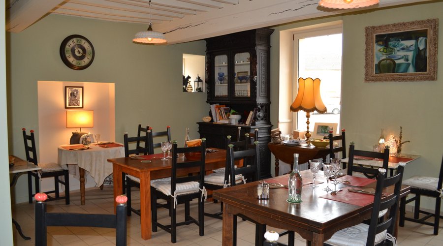 Salle de restaurant, dans un univers où il fait bon prendre son temps, dans une ambiance avant tout chaleureuse et conviviale.